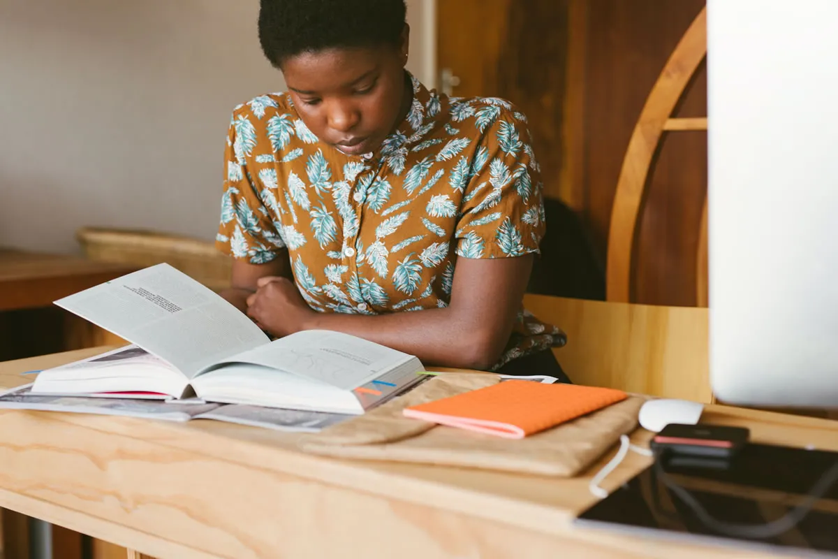 girl-reading