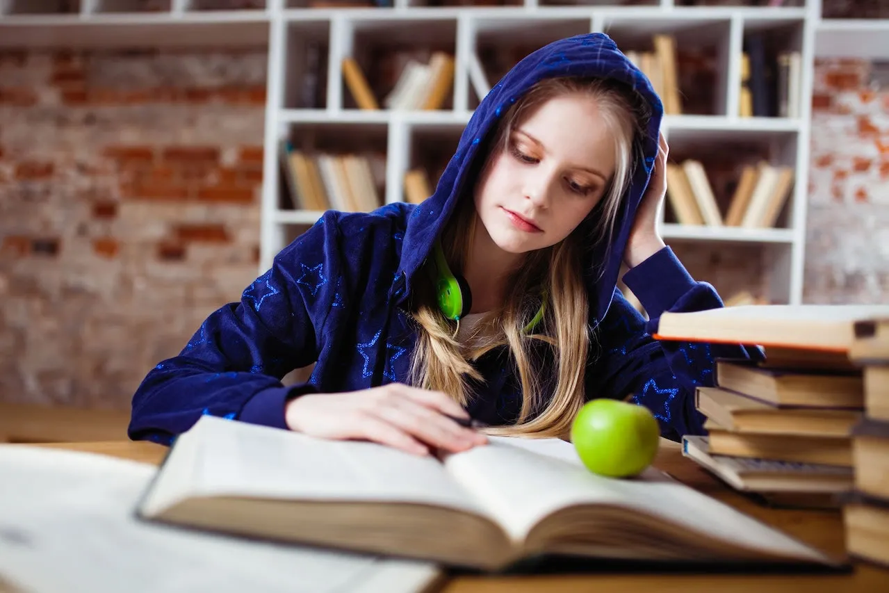 girl-reading_apple