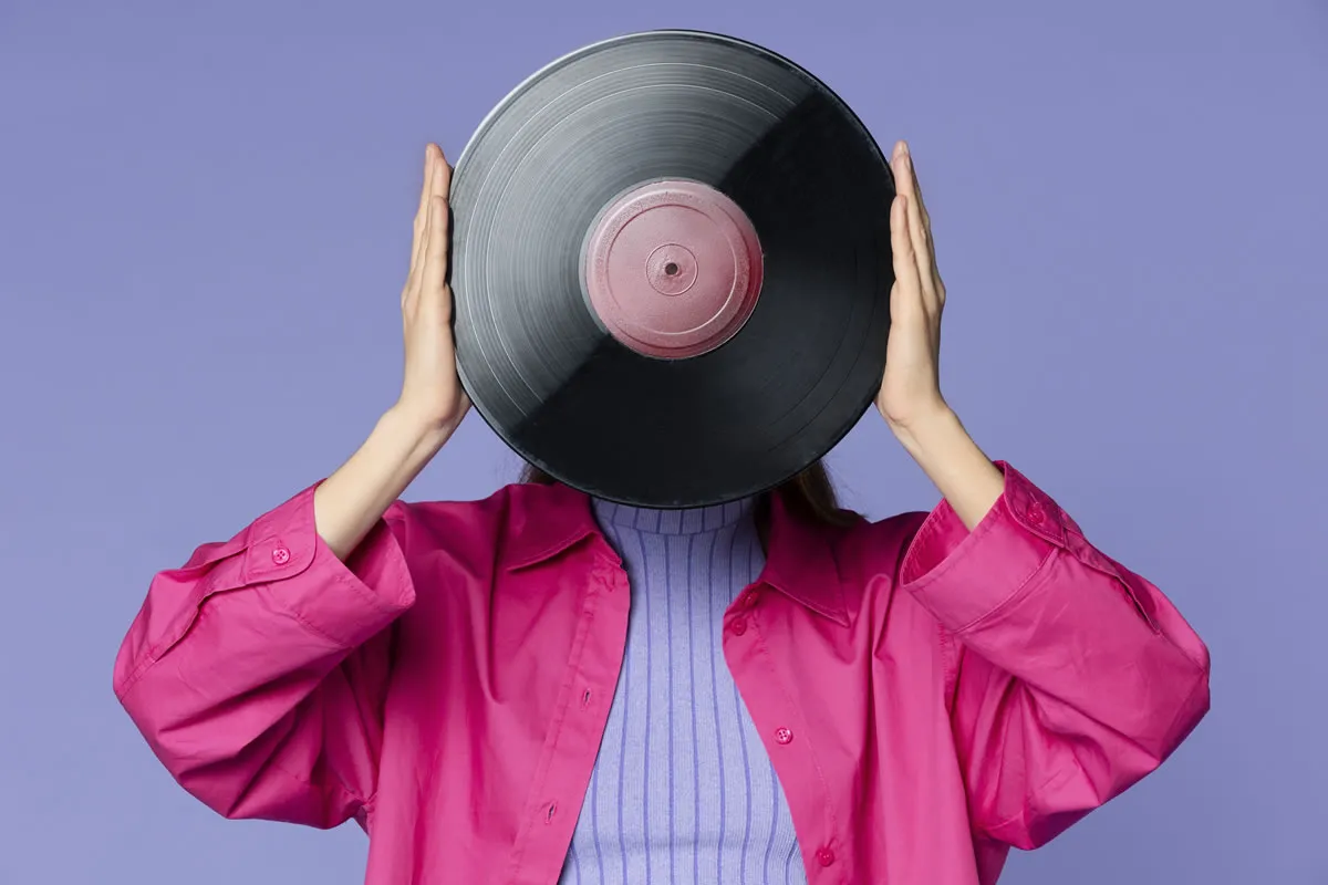 hands-holding-vinyl-disc