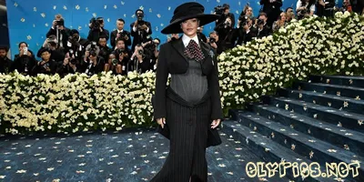 rihanna balances pregnancy and music plans: i can sing